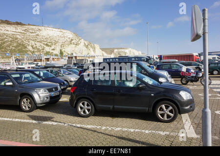 Vetture messe in coda di attesa per il traghetto per viaggiare attraverso il canale inglese da dover porta con le bianche scogliere. Dover Kent England Regno Unito Foto Stock