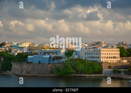 La mattina presto la luce del sole sopra la città vecchia di San Juan, Puerto Rico Foto Stock