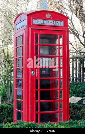 Telefono rosso casella accanto alla Cattedrale di St Paul. Londra, Regno Unito Foto Stock