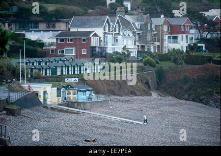 Swansea, Wales, Regno Unito. 14 gennaio, 2015. Regno Unito Meteo: una donna che cammina il suo cane sulla sabbia una volta Langland Bay vicino a Swansea questo pomeriggio in quanto il tempo comincia a deteriorarsi. Credito: Phil Rees/Alamy Live News Foto Stock