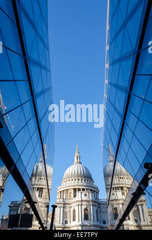 La Cattedrale di St Paul e riflessa nel vetro di un nuovo cambiamento shopping center. Città di Londra, Regno Unito Foto Stock