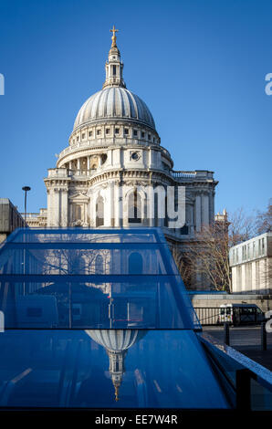 La Cattedrale di St Paul e riflessa nel vetro di un nuovo cambiamento shopping center. Londra, Regno Unito Foto Stock