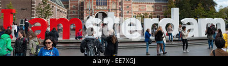 I turisti in Amsterdam, Olanda raccogliere per avere le loro foto scattata presso il celeberrimo Iamsterdam segno Foto Stock