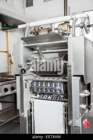 Pasta maker in cucina Foto Stock