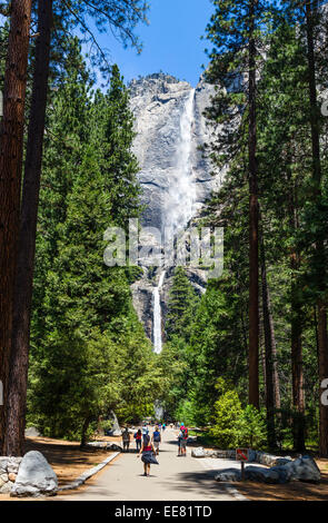 I turisti sul sentiero di fronte a Yosemite Falls, Yosemite Valley, del Parco Nazionale Yosemite, Sierra Nevada, a nord della California, Stati Uniti d'America Foto Stock