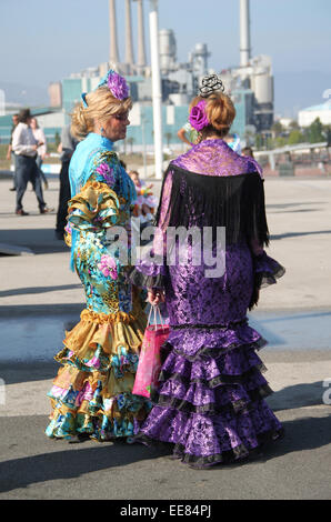 Le donne in Spagnolo tradizionale abito di flamenco a Feria de abril de Catalogna (Fiera di Aprile di Catalogna) a Barcellona. Foto Stock