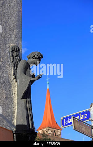 Angelo statua sulla parete e cattedrale con i cartelli stradali in Nuremberg, Germania Foto Stock