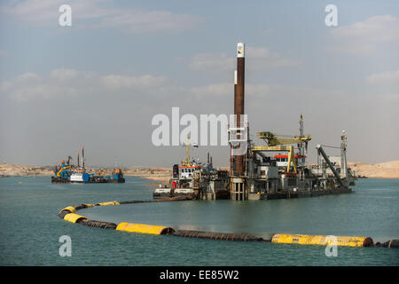 (150114) -- ISMAILIA, 14 Gennaio 2015 -- macchine di scavo lavori nel cantiere del nuovo canale di Suez, in Ismailia, una città dal Canale di Suez in Egitto, 14 gennaio 2015. L'Egitto ha lanciato il nuovo progetto navigabile in agosto 2014, e la costruzione è stata ordinata dal Presidente egiziano Abdel-Fattah al-Sisi per essere completata in un anno. (Xinhua/Pan Chaoyue) Foto Stock