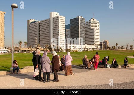 Israeli-Arab donne in una giornata con la famiglia, seduti lungo il lungomare di Tel Aviv, Israele Foto Stock