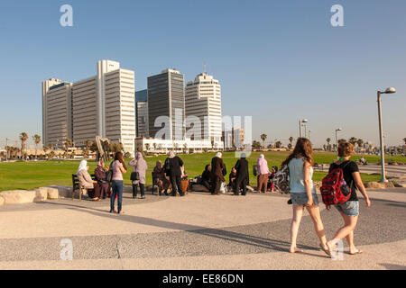 Israeli-Arab donne in una giornata con la famiglia, seduti lungo il lungomare di Tel Aviv, Israele Foto Stock