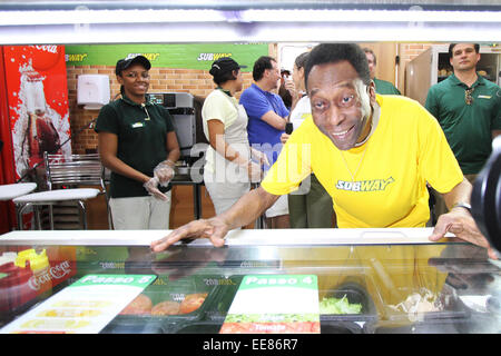 Ritirato la star del calcio Pelé parla con i giornalisti nel corso di un evento sponsorizzato dalla metropolitana. Pelé di cui alla Germania di 7 a 1 la vittoria sul Brasile come 'disaster', ma non è colpa di nessuno in particolare per il risultato. Dotato di: Pelé,Edson Arantes do Nasciment Foto Stock
