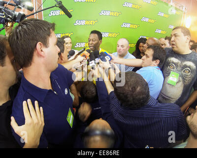 Ritirato la star del calcio Pelé parla con i giornalisti nel corso di un evento sponsorizzato dalla metropolitana. Pelé di cui alla Germania di 7 a 1 la vittoria sul Brasile come 'disaster', ma non è colpa di nessuno in particolare per il risultato. Dotato di: Pelé,Edson Arantes do Nasciment Foto Stock