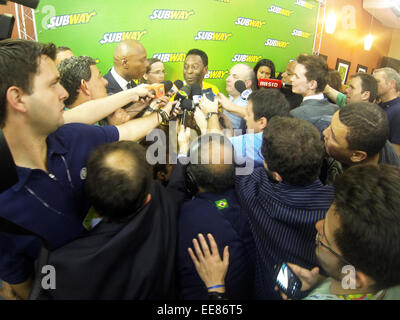 Ritirato la star del calcio Pelé parla con i giornalisti nel corso di un evento sponsorizzato dalla metropolitana. Pelé di cui alla Germania di 7 a 1 la vittoria sul Brasile come 'disaster', ma non è colpa di nessuno in particolare per il risultato. Dotato di: Pelé,Edson Arantes do Nasciment Foto Stock