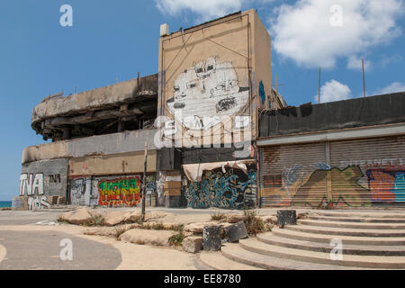 Il delfinario, un nightclub bombardato su Tel Aviv lungomare, rimane abbandonata Foto Stock