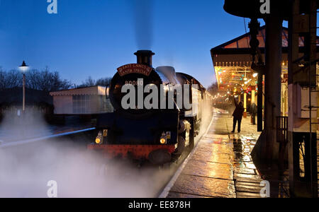 La Santa Express treno a vapore che lascia la stazione di Ramsbottom alla vigilia di Natale in Lancashire Foto Stock