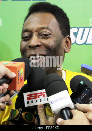 Ritirato la star del calcio Pelé parla con i giornalisti nel corso di un evento sponsorizzato dalla metropolitana. Pelé di cui alla Germania di 7 a 1 la vittoria sul Brasile come 'disaster', ma non è colpa di nessuno in particolare per il risultato. Dotato di: Pelé,Edson Arantes do Nasciment Foto Stock