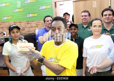 Ritirato la star del calcio Pelé parla con i giornalisti nel corso di un evento sponsorizzato dalla metropolitana. Pelé di cui alla Germania di 7 a 1 la vittoria sul Brasile come 'disaster', ma non è colpa di nessuno in particolare per il risultato. Dotato di: Pelé,Edson Arantes do Nasciment Foto Stock