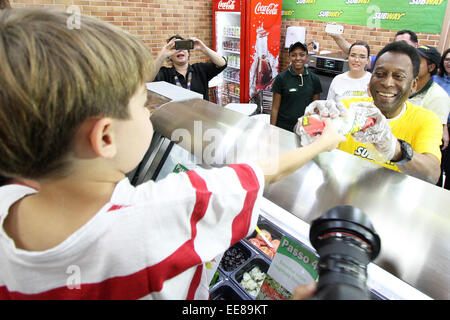 Ritirato la star del calcio Pelé parla con i giornalisti nel corso di un evento sponsorizzato dalla metropolitana. Pelé di cui alla Germania di 7 a 1 la vittoria sul Brasile come 'disaster', ma non è colpa di nessuno in particolare per il risultato. Dotato di: Pelé,Edson Arantes do Nasciment Foto Stock