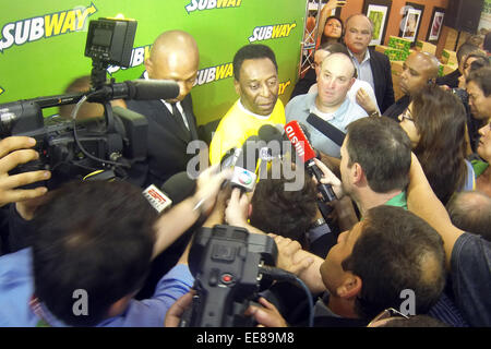 Ritirato la star del calcio Pelé parla con i giornalisti nel corso di un evento sponsorizzato dalla metropolitana. Pelé di cui alla Germania di 7 a 1 la vittoria sul Brasile come 'disaster', ma non è colpa di nessuno in particolare per il risultato. Dotato di: Pelé,Edson Arantes do Nasciment Foto Stock