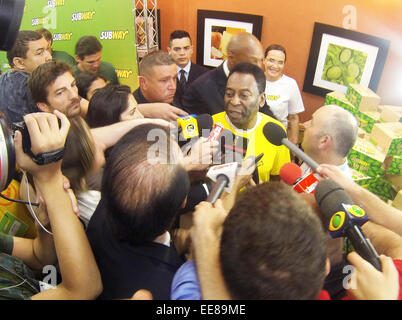 Ritirato la star del calcio Pelé parla con i giornalisti nel corso di un evento sponsorizzato dalla metropolitana. Pelé di cui alla Germania di 7 a 1 la vittoria sul Brasile come 'disaster', ma non è colpa di nessuno in particolare per il risultato. Dotato di: Pelé,Edson Arantes do Nasciment Foto Stock