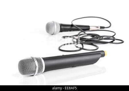 Retrò e moderno microfono wireless closeup su bianco Foto Stock