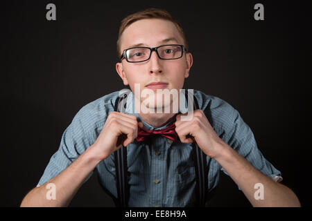 Uomo in rosso il filtro bow tie plaid shirt Foto Stock