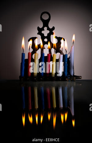 Hanukkah menorah con candele accese con la riflessione Foto Stock