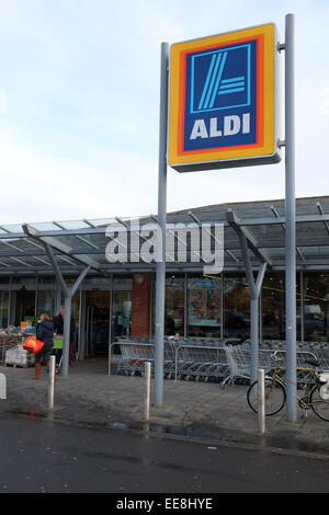 La Aldi store in Bradley Stoke un sobborgo a nord di Bristol, ora un importante concorrente di Tesco e Sainsbury. 14 Gennaio 2015 Foto Stock