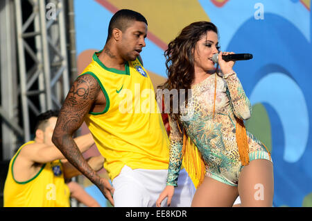 Atmosfera a FIFA Fan Fest precedenti il Brasile v Paesi Bassi terzo posto corrispondono con: Anitta dove: Rio de Janeiro in Brasile quando: 12 Lug 2014 Foto Stock