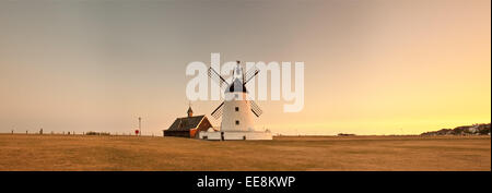 Il mulino a vento di Lytham in Lancashire al tramonto Foto Stock