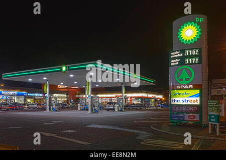 Stazione di benzina BP, piazzale di notte Foto Stock