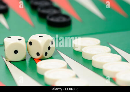 Pezzi e un dado su un bordo del backgammon game Foto Stock