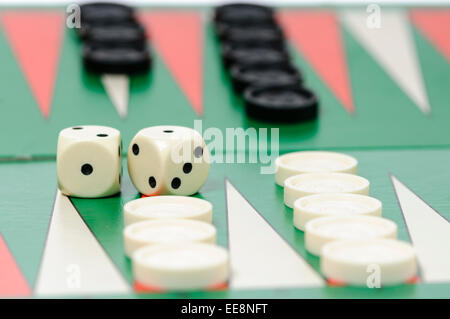 Pezzi e un dado su un bordo del backgammon game Foto Stock