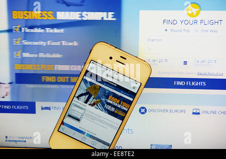 Sito web Ryanair con IPhone Foto Stock