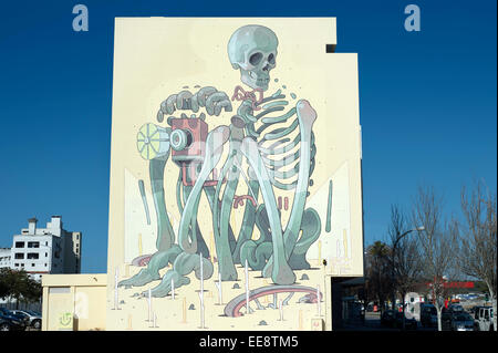 Lo scheletro di opere d'arte murale sul lato di un edificio a Lagos Portogallo Foto Stock