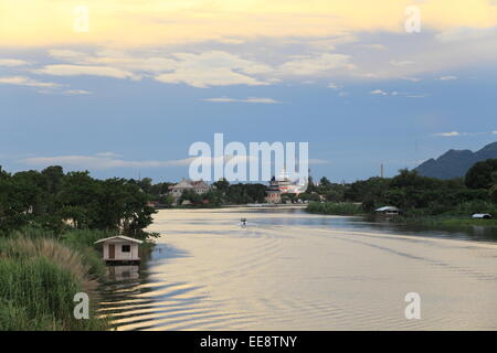 Tramonto sul fiume Kwaï Yai - Kanchanaburi - Tailandia Foto Stock