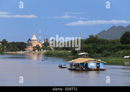 Karaoke barca dopo il tramonto sul fiume Kwaï Yai - Kanchanaburi Foto Stock