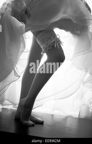 Giarrettiera sulla gamba di una sposa Foto Stock