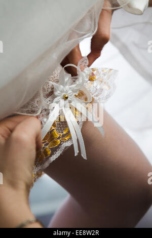 Giarrettiera sulla gamba di una sposa Foto Stock