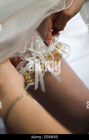 Giarrettiera sulla gamba di una sposa Foto Stock