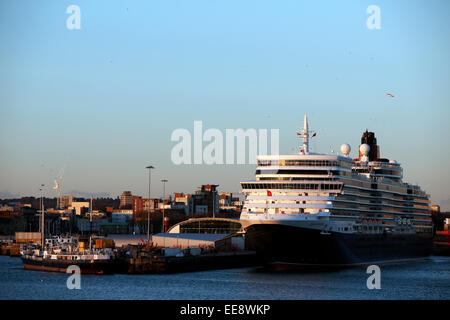 MS Queen Elizabeth, una vista-class nave da crociera azionato dalla Cunard Line è visto in Southampton Docks Gennaio 2015 Foto Stock