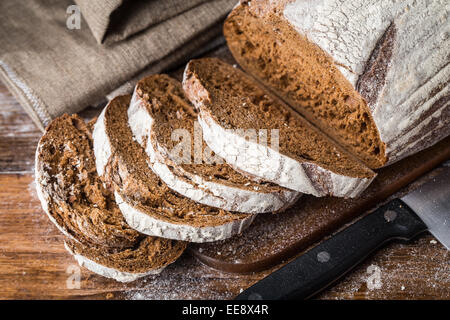 Pane appena sfornato sul tavolo di legno Foto Stock