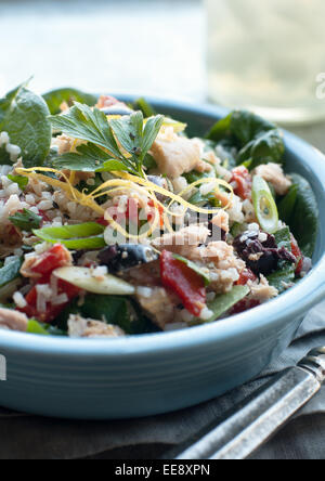 Si lancia con insalata di tonno, riso e verdure Foto Stock