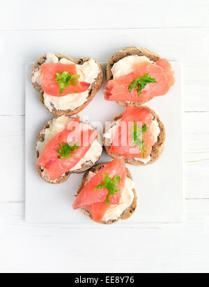 Antipasto con salmone e formaggio panna, vista dall'alto Foto Stock