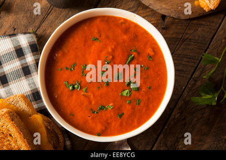 In casa la zuppa di pomodoro con formaggio alla griglia per il pranzo Foto Stock