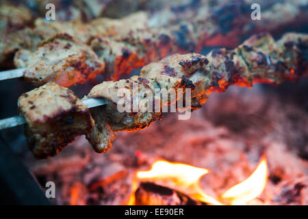 Un barbecue fette di carne preparare sul fuoco Foto Stock