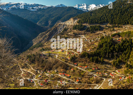 Una vista panoramica del villaggio greco di Pyrra, nella regione della Tessaglia. La montagna è in background Pindo. Foto Stock