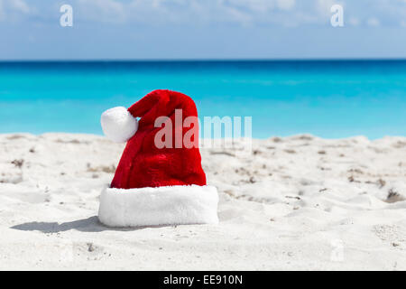 Santa Claus hat in corrispondenza dei Caraibi spiaggia sabbiosa, Cancun. Concetto di vacanza Foto Stock