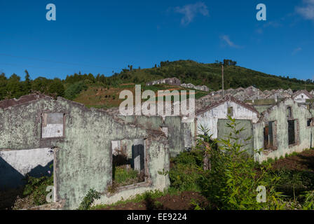 Edifici abbandonati di quello che un tempo era la coltivazione di funghi sul pianoro di Dieng, situato a Banjarnegara, Giava Centrale, Indonesia. Foto Stock