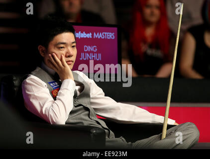 Londra, Regno Unito. Xiv gen, 2015. Ding Junhui della Cina reagisce durante il 2015 Snooker Masters match di primo turno contro Joe Perry di Inghilterra a Alexandra Palace di Londra, Gran Bretagna, su GEN14, 2015. Ding ha perso 3-6 e non fosse qualificato per il secondo round. Credito: Han Yan/Xinhua/Alamy Live News Foto Stock